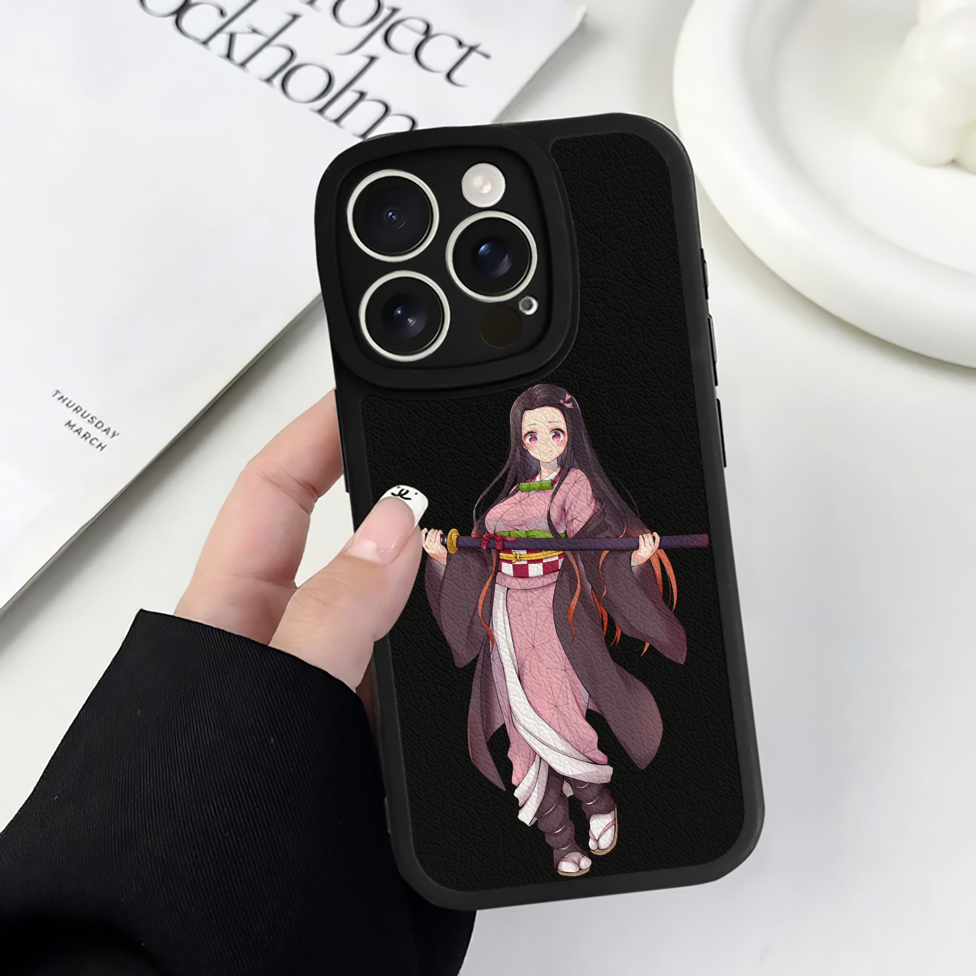 （画像用） 鬼滅の刃（きめつのやいば）竈門 禰󠄀豆子／かまど ねずこ Kamado Nezuko 【iPhone 16シリーズ対応】シリコンスマホケース（レザー調） 材質：シリコン